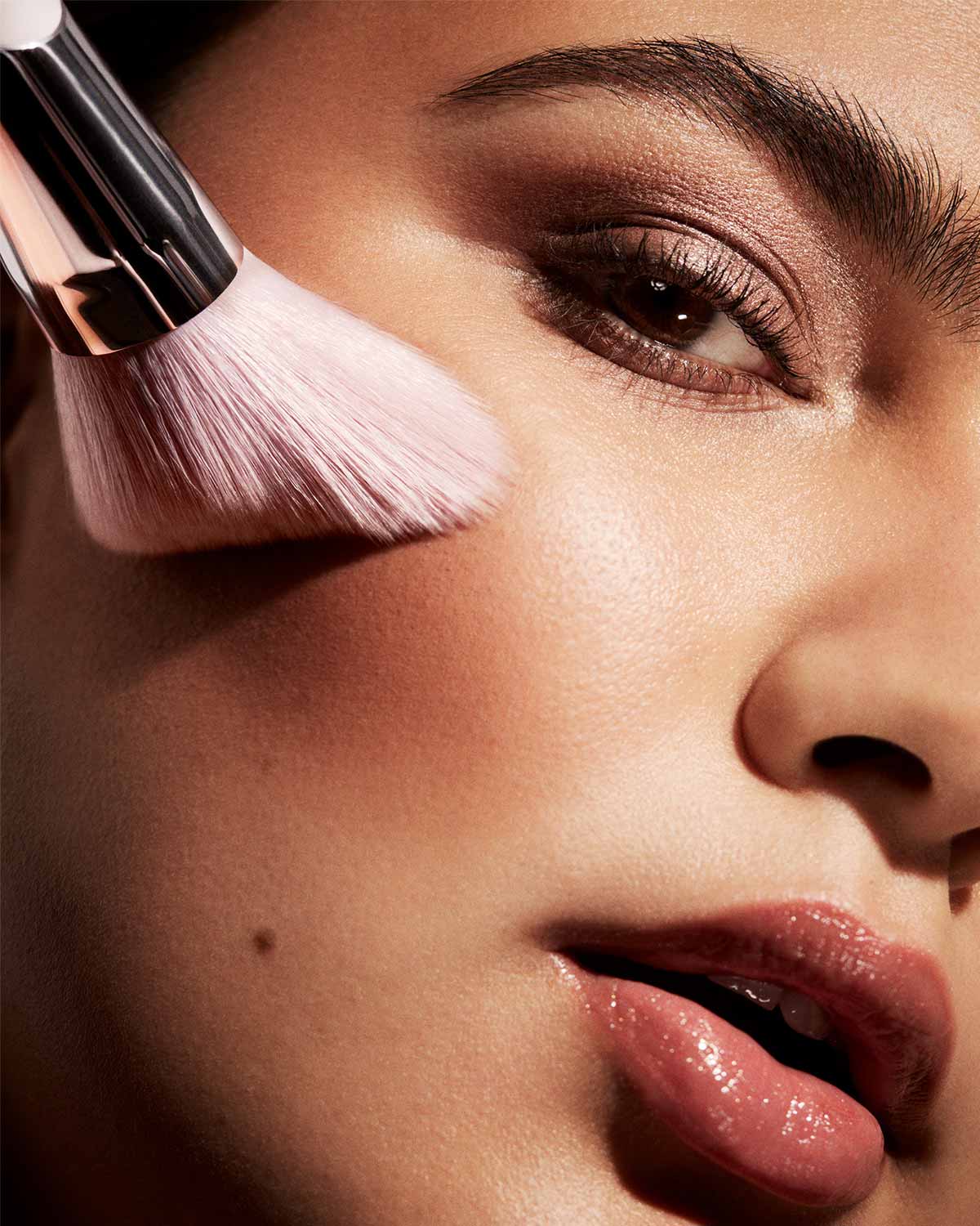 Cheek-Hugging Bronzer Brush 190 - Image 4