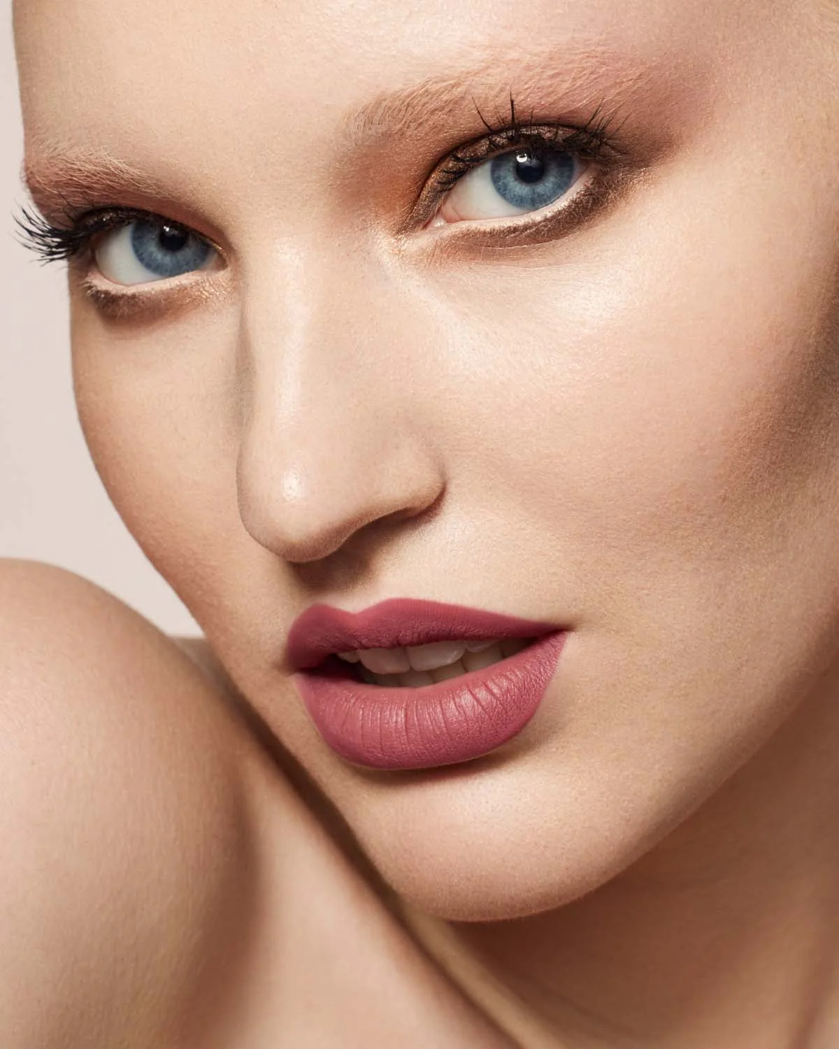 Stunna Lip Paint Longwear Fluid Lip Color — RiRi - Image 4